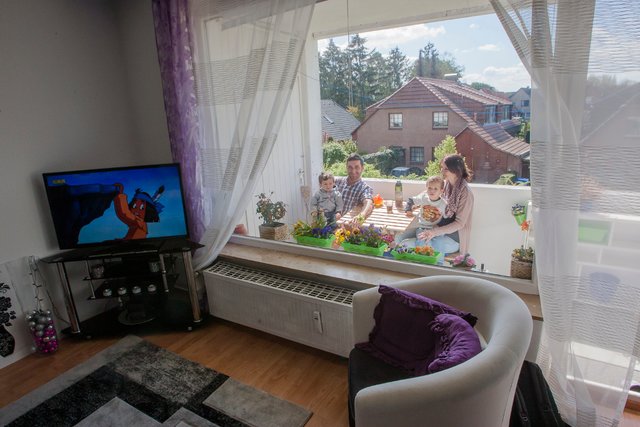 Ein weiterer Blick ins Albert-Schweitzer-Viertel: Mohammed Schweikh mit Karin Protze und ihren Kindern Malik Amel und Amin | Foto: Antonino Condorelli