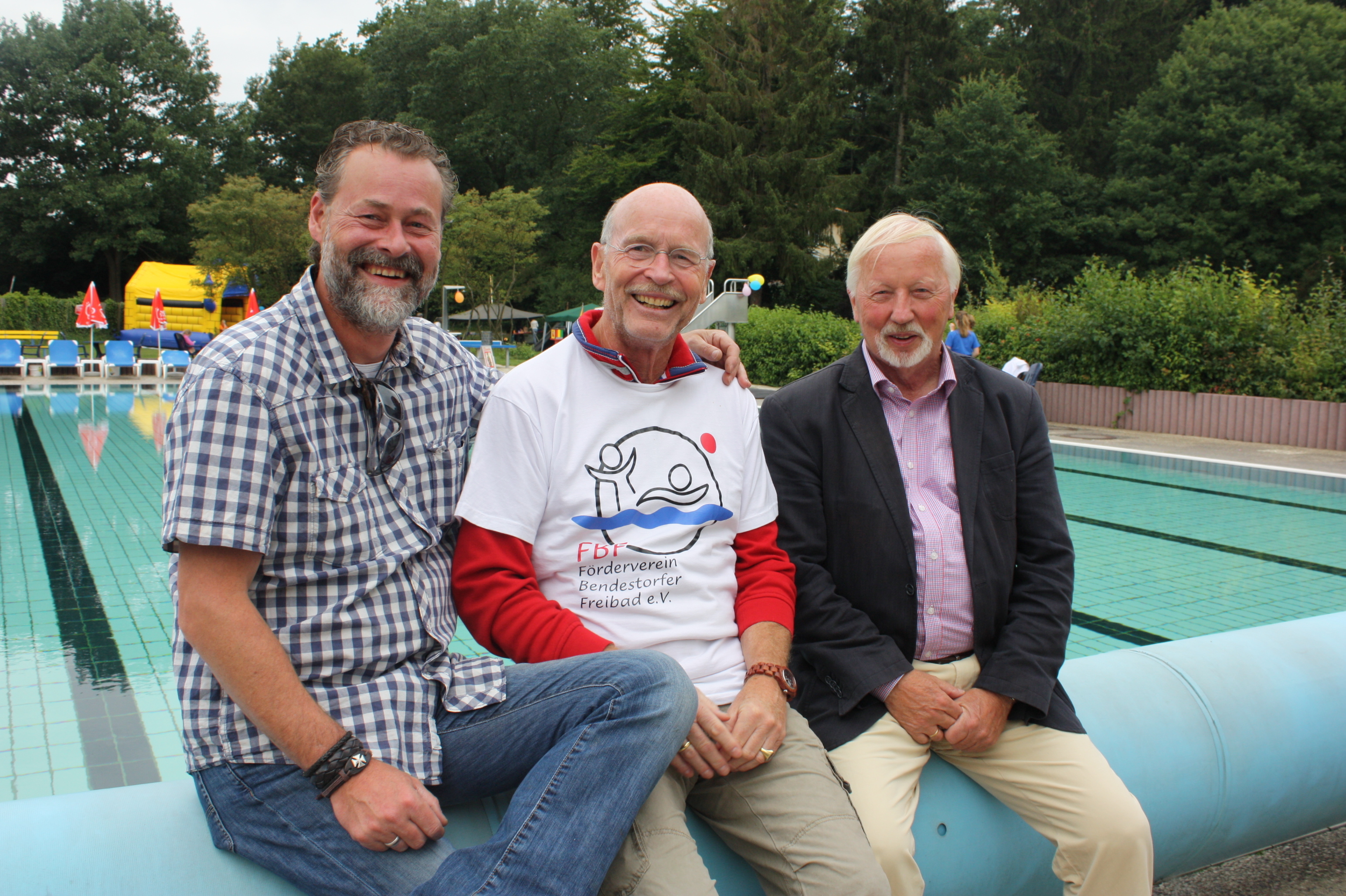 Fühlen sich im Freibad wohl: die Mit-Organisatoren der Jubiläumsfeier (v. li.) Jan Sommer, Jörg Ramm und Hans-Peter Brink