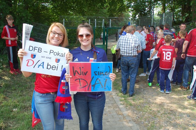 D/A-Fans (li.) Madlen und Gesa