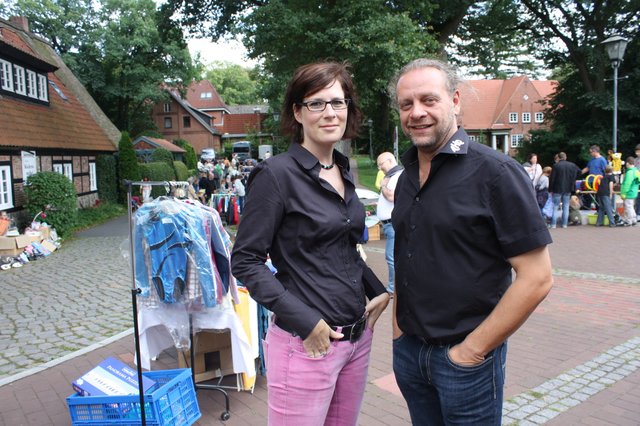 Zufrieden mit der Resonanz beim Inselflohmarkt: Anja Räthke und Ole Bernatzki (AHD)