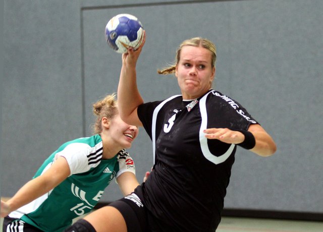 SGH-Kreisläuferin Evelyn Schulz (re.) zeigte sich schon beim ersten Turnier torhungrig