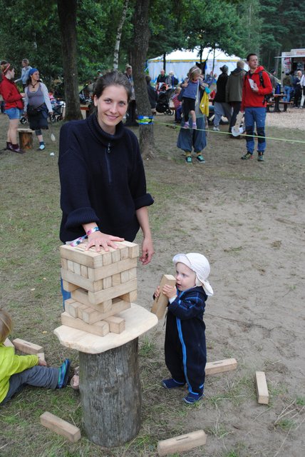 Kreativ im Kinderbereich: Wiebke Aulbert mit Sohn Johann beim Holzturm-Bauen