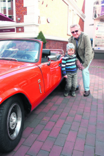 Heiko Erichsen und Enkel Justus (3) waren vom Triumph Spitfire angetan