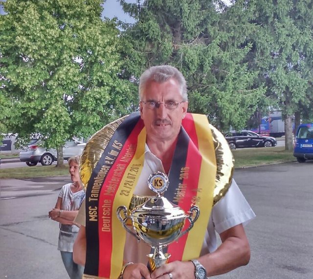 Deutscher Meister 2016 in Altensteig im Schwarzwald: Mike Grams mit Pokal und Siegeskranz | Foto: Grams privat