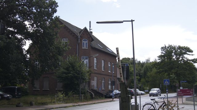 Auch in der ehemaligen Gaststätte in Bahnhofsnähe entstehen neue Wohnungen. Die Buxtehuder Century 21 Hübner & Cie. Immobilien KG plant den Umbau des leerstehenden Gebäudes