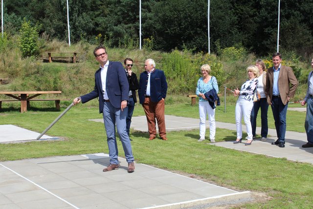 Auch Tostedts CDU-Vorsitzender Jan-Hinnerk Zirkel griff zum Gorodki-Stab