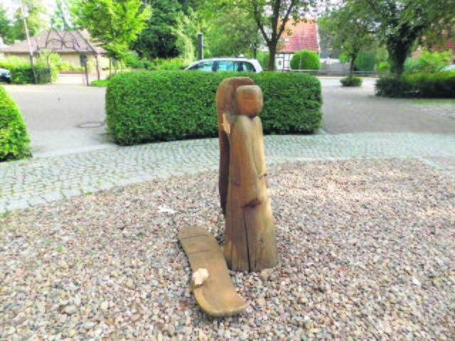 Kaputte Holzskulptur an der Poststraße