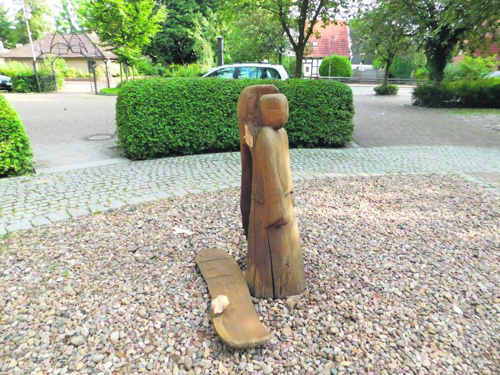 Kaputte Holzskulptur an der Poststraße