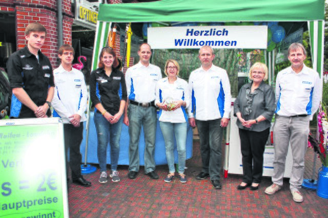 Verkaufte Lose zugunsten der Verkehrswacht: 
das Team von Reifen Laudahn um Ingelore Laudahn (2. v. re.)