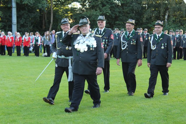 Schützenkönig Thomas Heise mit Peter Kröger (vorne li.) sowie den Adjutanten (v. li.): Klaus Strafe, Frank Berkowsky und Gerd Ulrich
