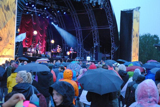 Wetterfeste Fans: Auch der Regen konnte die Besucher nicht von der Konzertbühne fernhalten