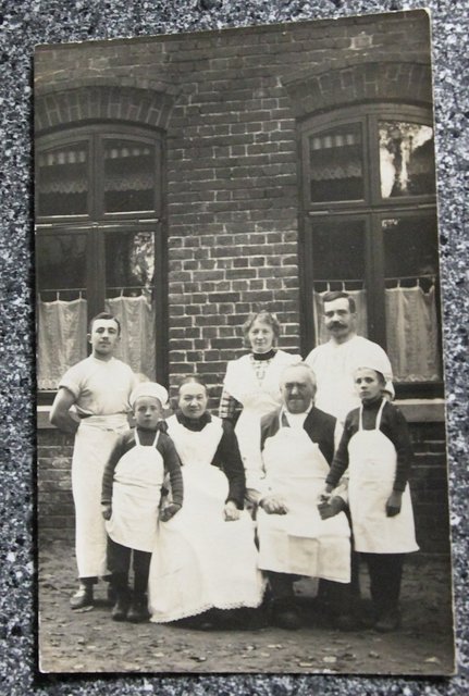 Die erste Generation der Bäcker-Dynastie: Henriette und Heinrich Schmelke (Mitte sitzend) mit ihren Kindern und Angestellten | Foto: Schmelke privat