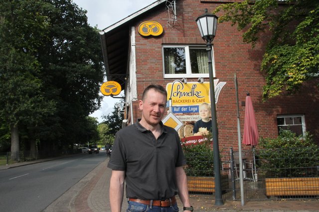 Martin Schmelke vor seiner Bäckerei