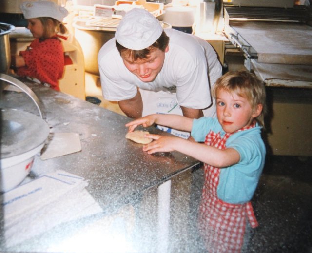 Besuch vom Kindergarten im Jahr 1996: Martin Schmelke in der Backstube | Foto: Schmelke privat