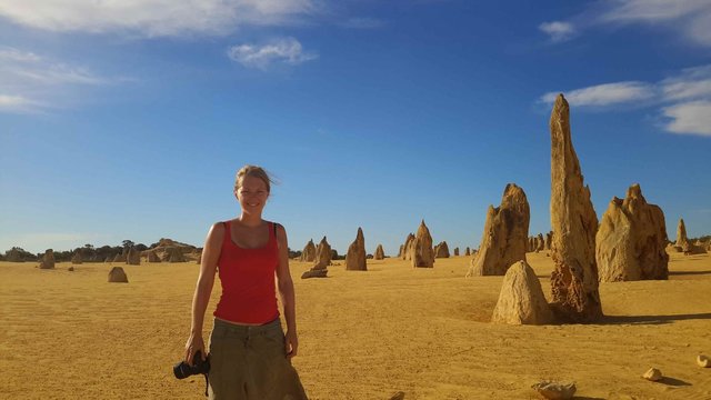 Anika Gerdau an der Westküste Australiens vor den bis zu vier Meter hohen verwitterten Kalksteinsäulen ("Pinnacles") | Foto: Anika Gerdau