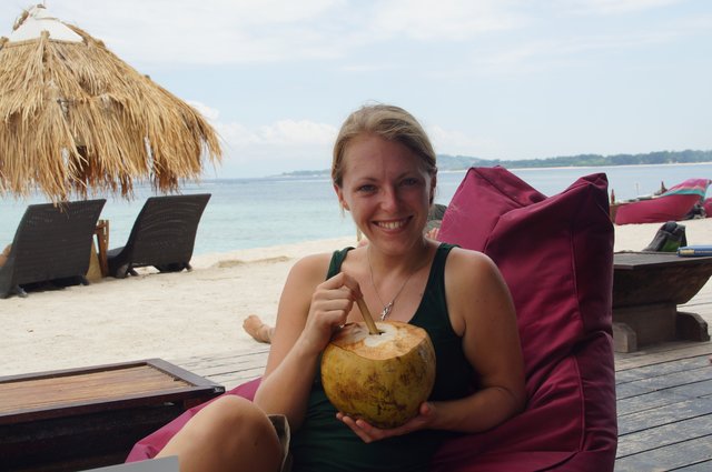 Anika Gerdau genießt ein Getränk auf Bali | Foto: Anika Gerdau