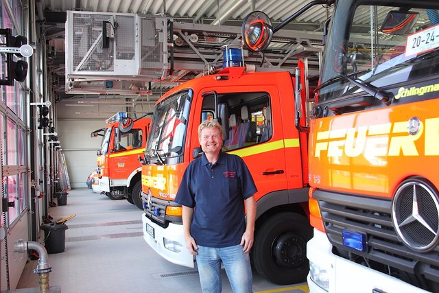 Zugführer Frank Umlandt in der modernen Fahrzeughalle