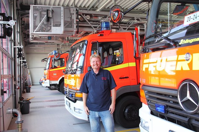 Zugführer Frank Umlandt  in der modernen Fahrzeughalle