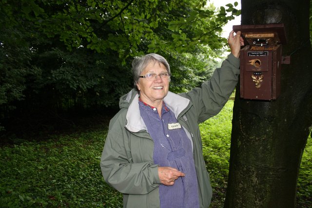 Gisela Schneekloth betreut die Gruppe seit 2009. Sie zeigt einen der vielen Niestkästen auf der "geheimen Wiese"