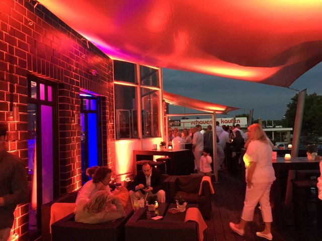 Auch die Gäste trugen weiß | Foto: Nadine Escher