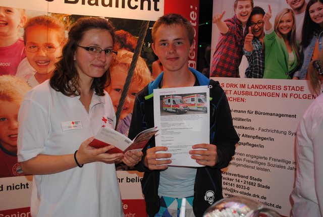 Benjamin Dziuba (15) informierte sich bei Heilerziehungpflege-Azubi Verena Baylis über Lehrstellen beim Deutschen Roten Kreuz (DRK)