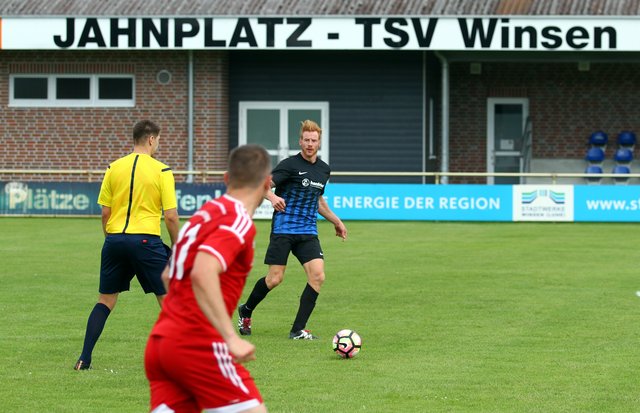 Durch gute Leistungen sollen in Heimspielen des Bezirksligisten TSV Winsen wieder mehr Zuschauer auf den Jahnplatz gelockt werden. In dieser Szene behauptet der Winsener Oliver Rupprecht (re.) den Ball gegen seinen Schneverdinger Gegenspieler
