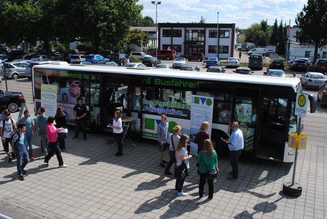 Vor dem Metropol warb die KVG u.a. für eine Ausbildung zum Busfahrer