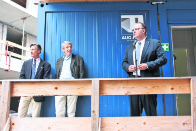 Beim Richtfest (v. li.): Buchholz‘ Bürgermeister Jan-Hendrik Röhse, Investor Holger Cassens und Erster Kreisrat Kai Uffelmann