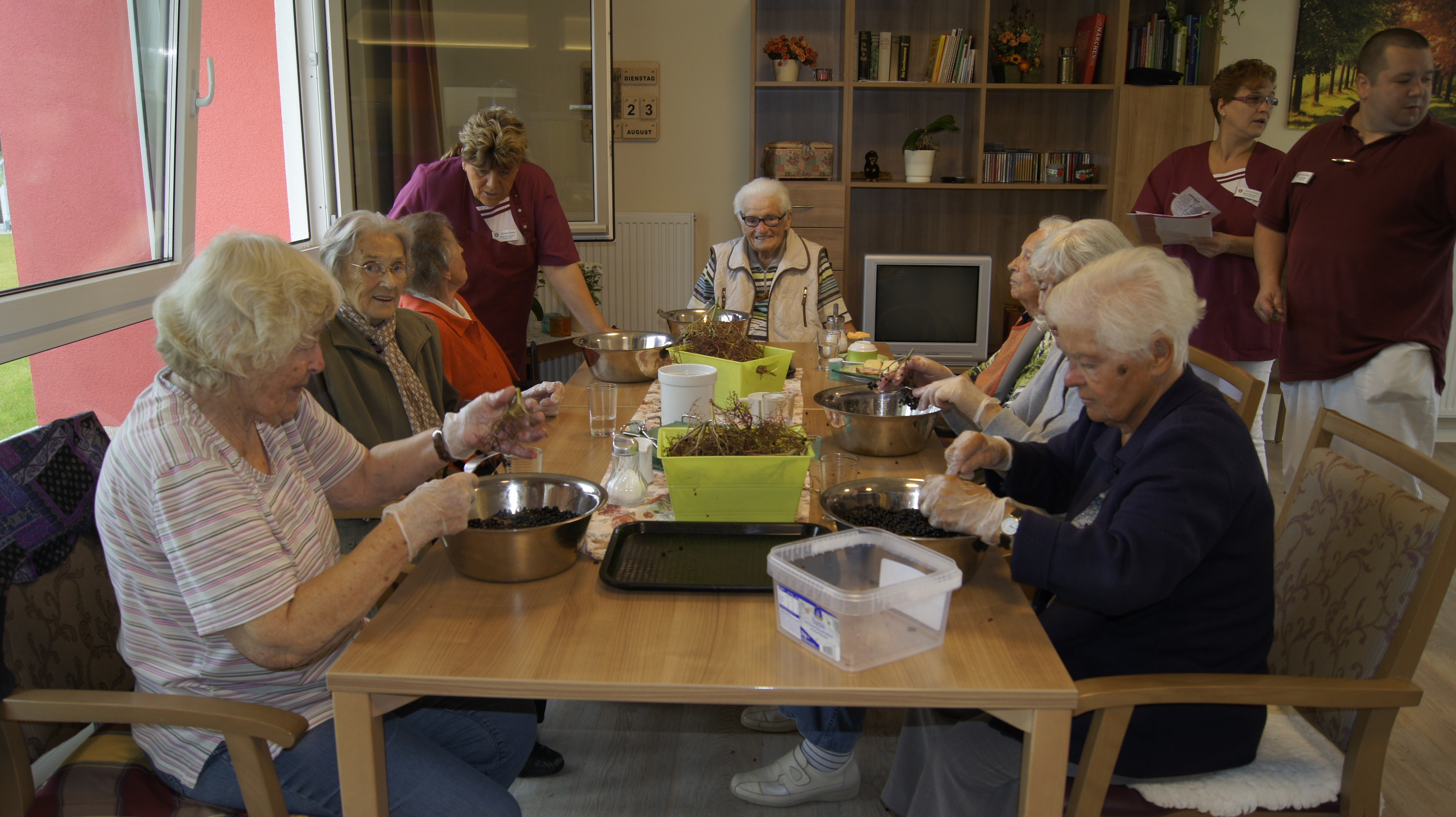 Seniorinnen bereiten unter der Aufsicht von Hauswirtschafterin Silvia Schönmann die Fliederbeersuppe fürs gemeinsame Mittagessen vor