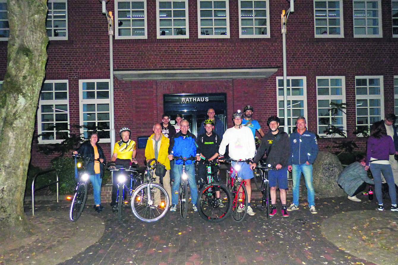 Diese Gruppe startete um Mitternacht zu einer Tour nach Dibbersen