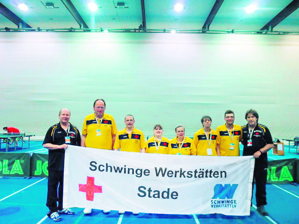 Die Tischtennisgruppe der Schwingewerkstätten (v. li.): Elreck Salis (Trainer), Thomas Feldmann, Alexander Metzke, Sigrid Born, Nicole Hoppe, Hans-Hinrich Ahlf, Lars Zander und Martin Höft (Co-Trainer)