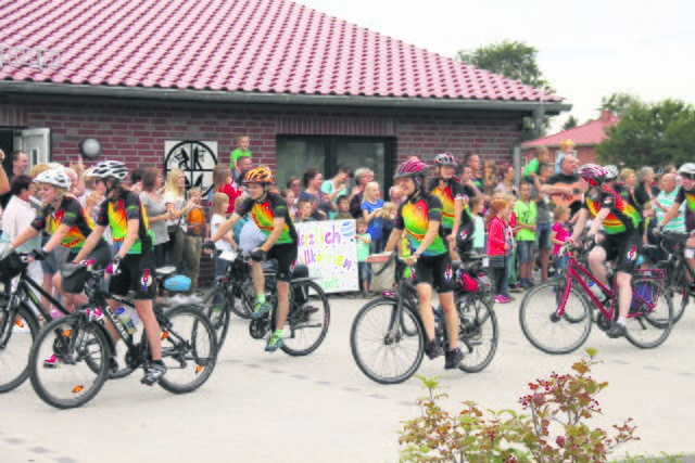 Ankunft der Regenbogen-Radler in Ahlerstedt