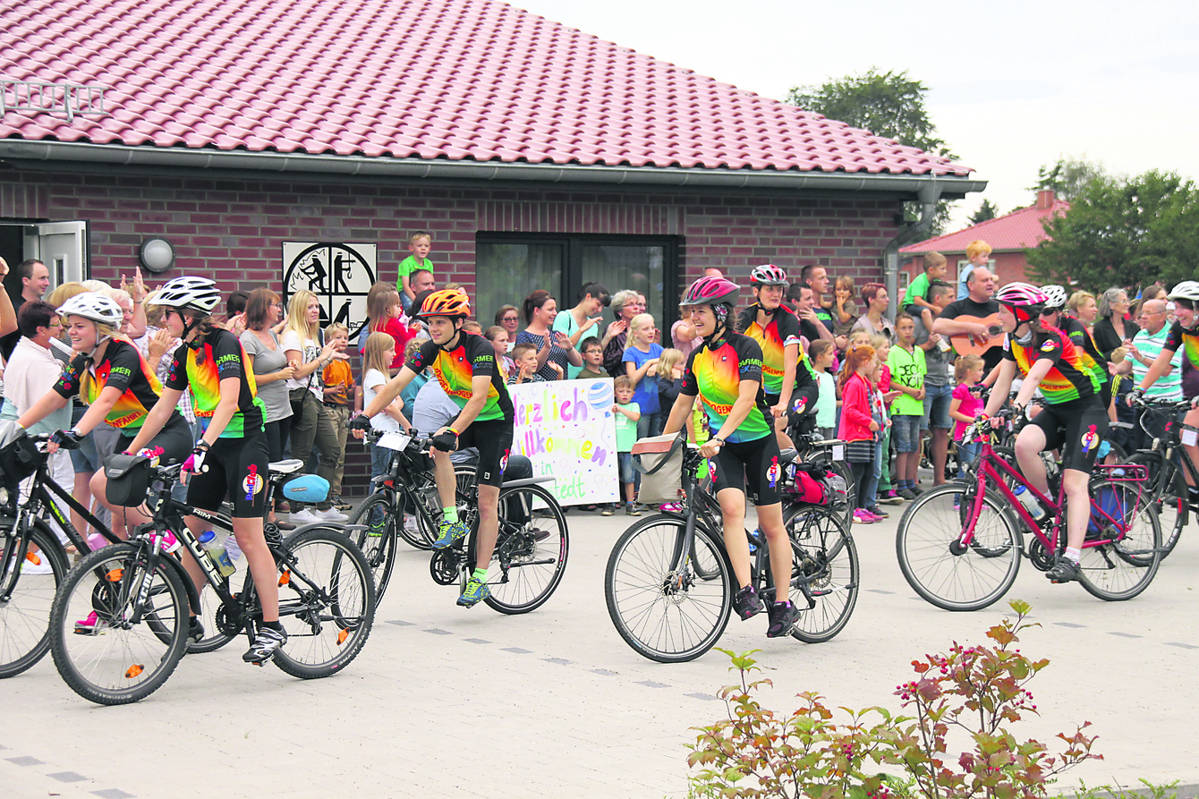 Ankunft der Regenbogen-Radler in Ahlerstedt