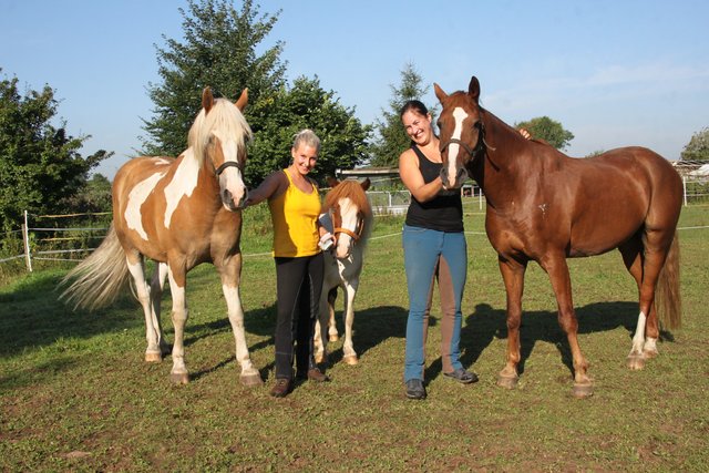 Kathrin Fuß (re.) und Saskia Pokrantz reisen mit ihren geliebten Ponys