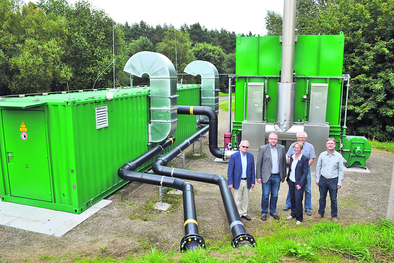 Vor dem Kernstück des Deponiebelüftungssystems (v.li.): Prof. Rainer Stegmann, Frank Sameluck, Kreisrätin Monika Scherf, Hans-Werner Sasse und Dr.-Ing- Kai-Uwe Heyer