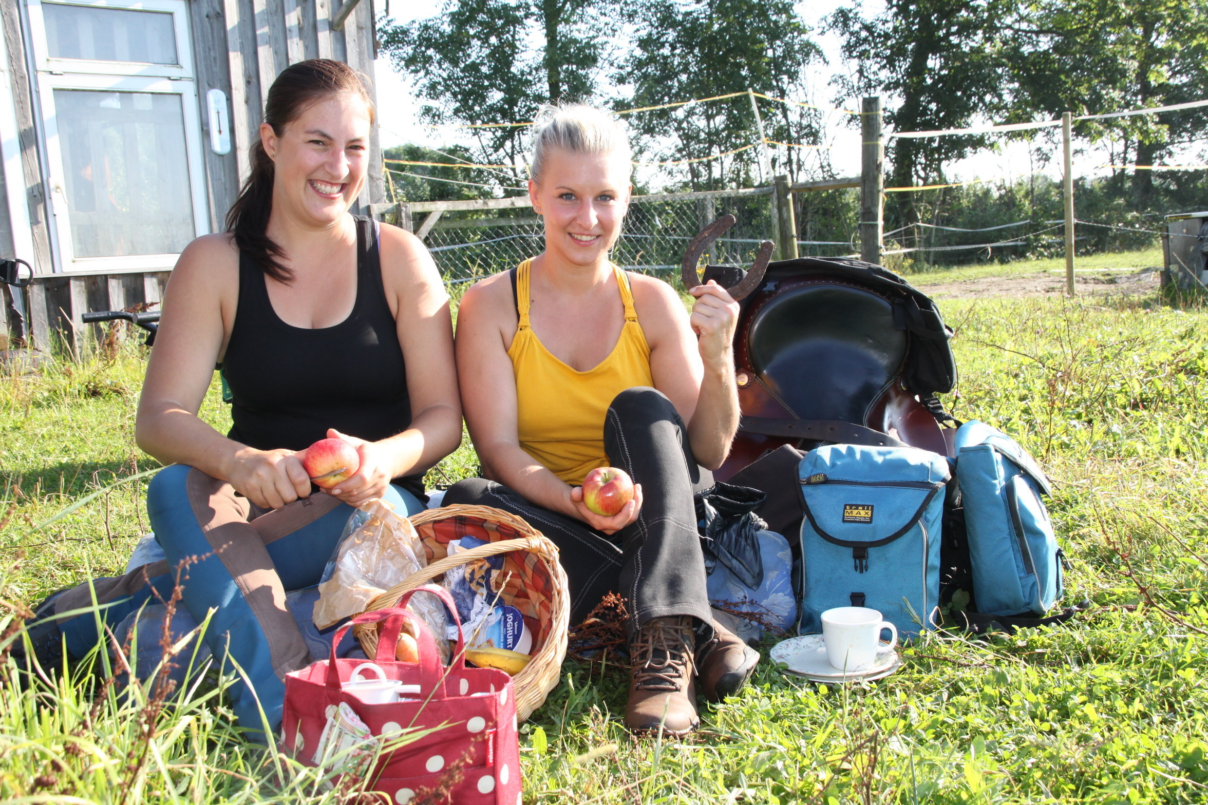Geschenkte Äpfel für die Reiterinnen: Kathrin Fuß (li.) und Saskia Pokrantz beim Picknick