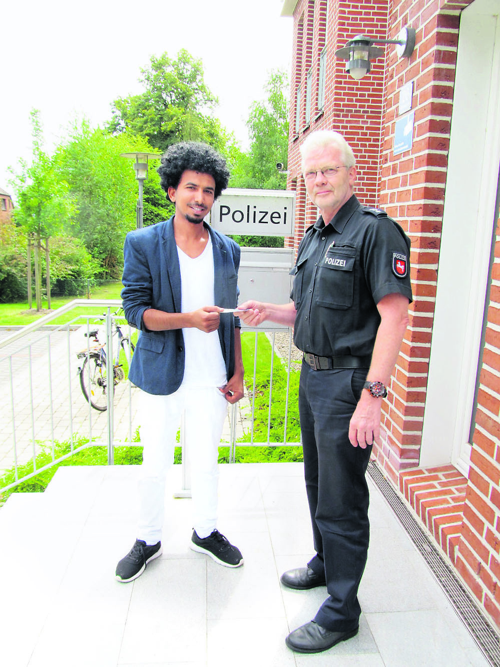 Khalid Al Barti mit Hans-Heinrich Hohls bei der Übergabe des Finderlohns