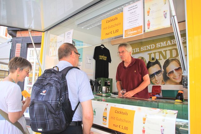 Burkhard Bönnighausen (re.) an der Bar „Smarter ohne Kater“