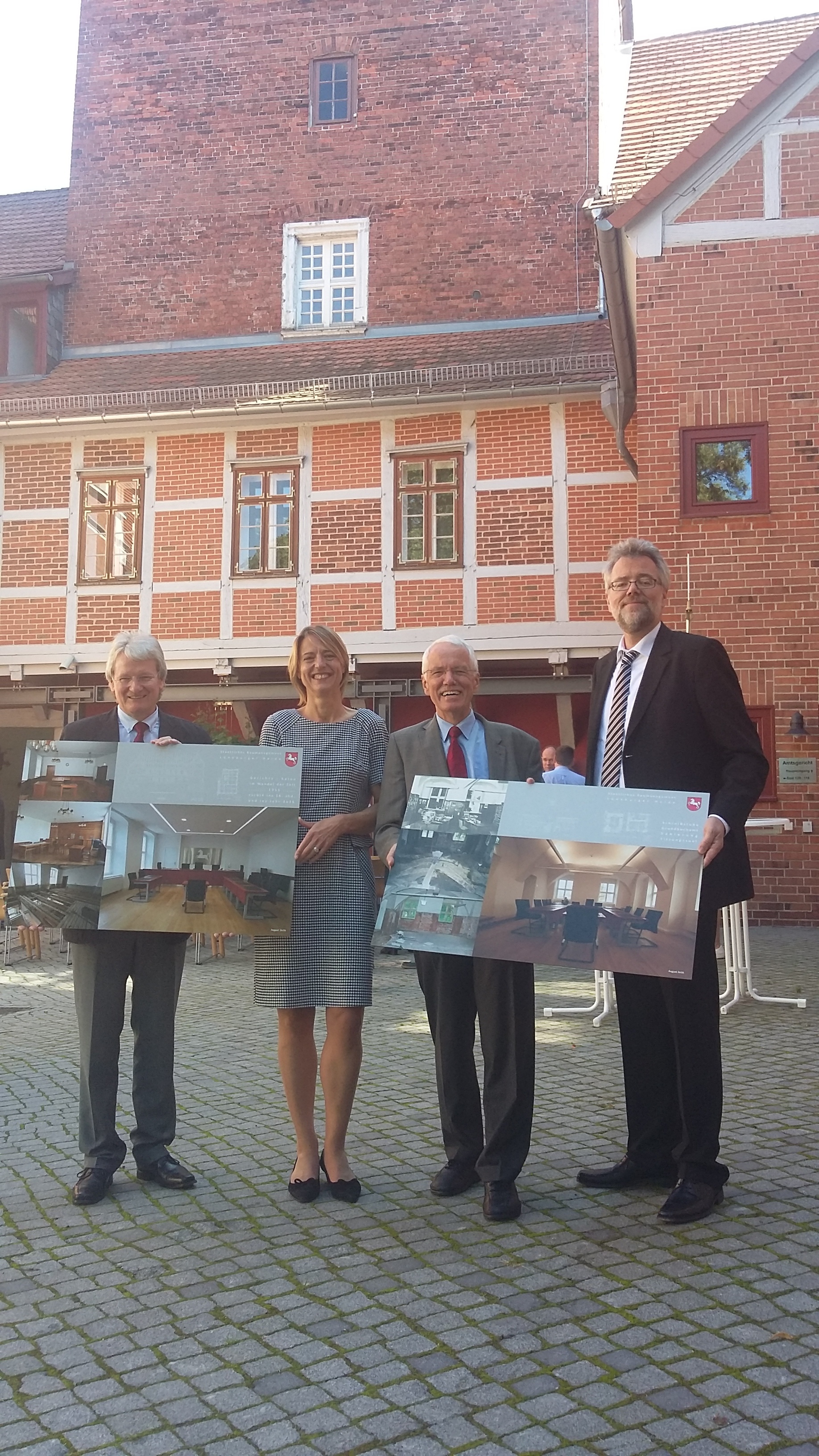 Feierten das Ende der Sanierung (v. li.): Uwe Harden, Stefanie Otte, Albert G. Paulisch und Michael Brassel vom staatlichen Baumanagement