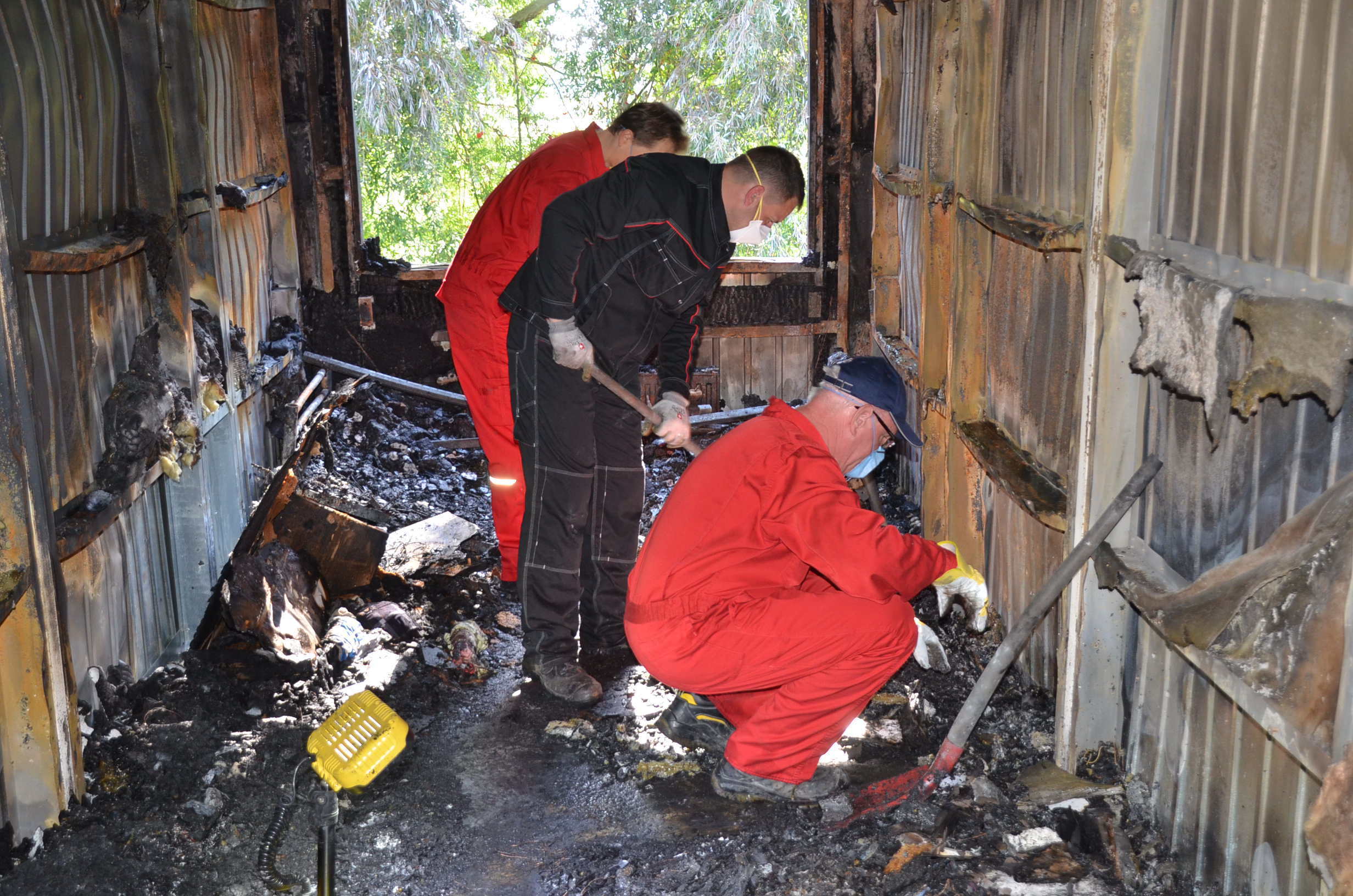 Brandermittler in dem Container, in dem das Feuer ausgebrochen ist