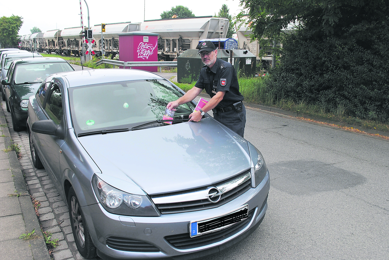 Horst Kraßmann verteilte Flyer an Autofahrer