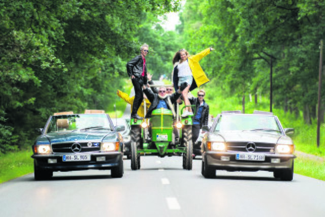 "Geiht los!": die "Wattenläufer" beim Dreh ihres Videos "Cabrio föhrn" auf einer Landstraße bei Westergellersen
