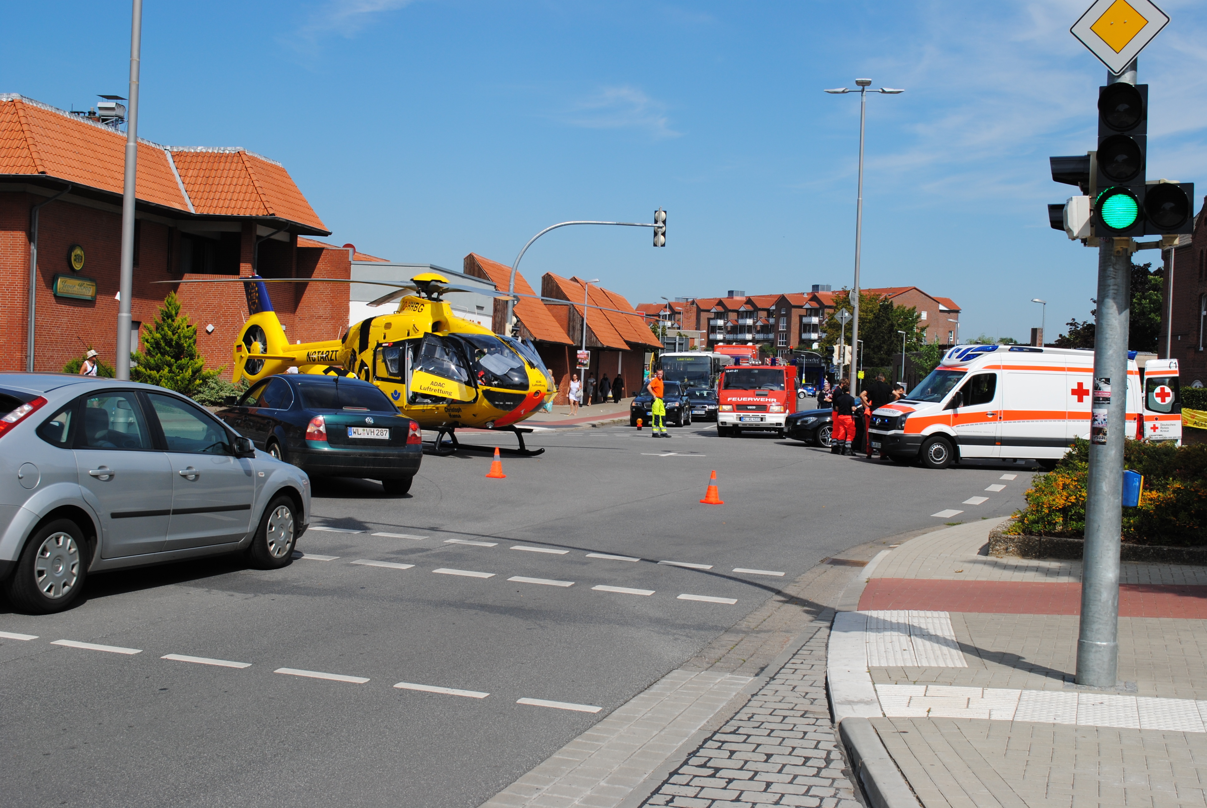 Der Hubschrauber steht mitten auf der Kreuzung