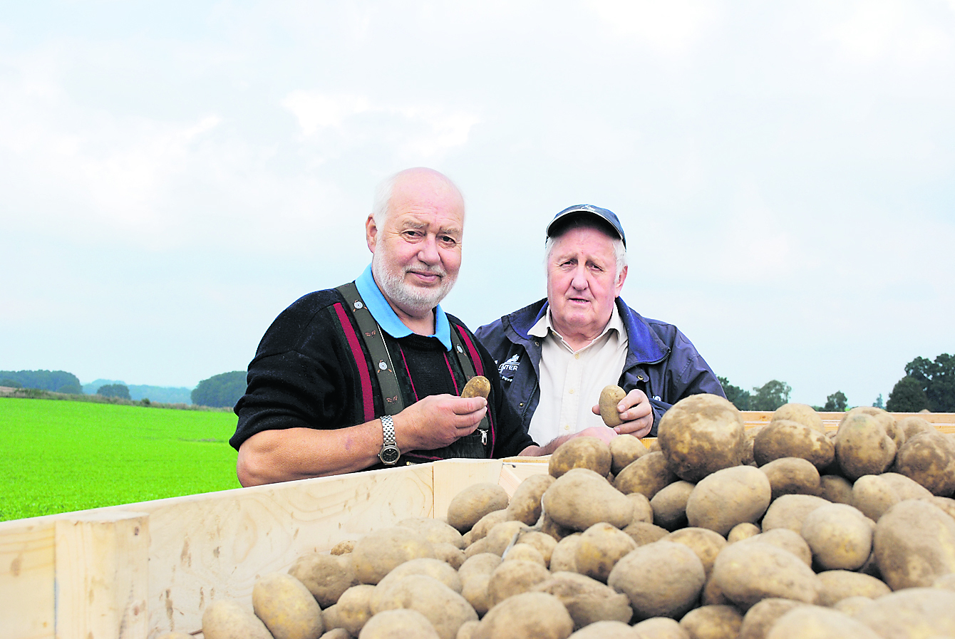 Waren auch schon bei der Kartoffelernte aktiv: Hartmut Johannson (li.) und Wilhelm Mestmacher