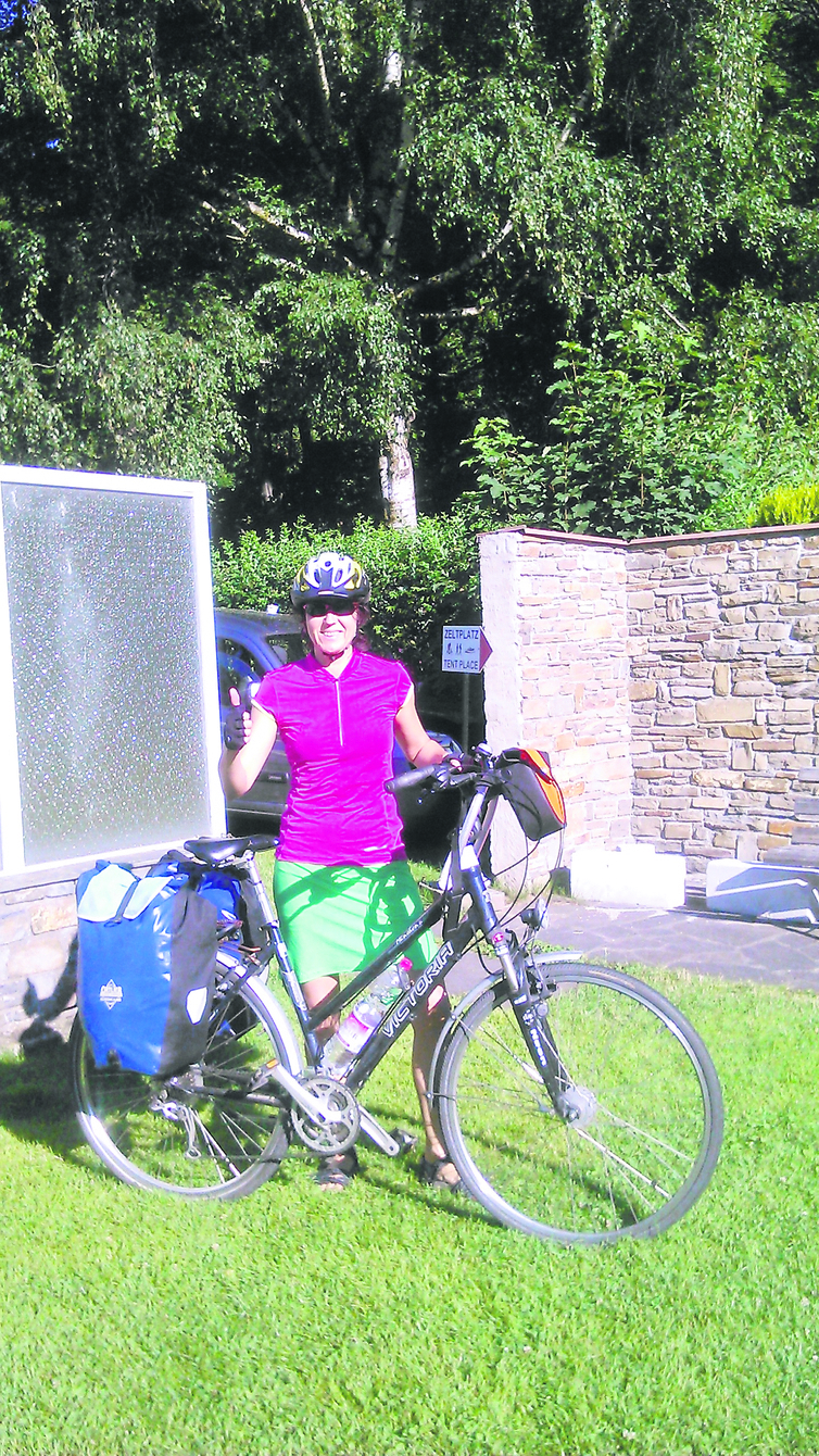 Nur mit zwei Satteltaschen startet Petra Fuchs in Trikot und Sportrock auf den Etsch Radweg über die Alpen