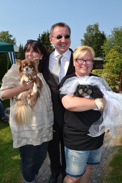 Andreas Strausfeld mit Britta Koopmann mit "Clarence" (li.) und Birge Schröder mit "Püppi"