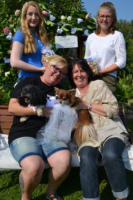 Birge Schröder mit "Püppi" (vorne li.) und Britta Koopmann mit "Clarence" sowie den "Brautjungfern" Jana Strausfeld (hinten li.) und Annabel Prüßner