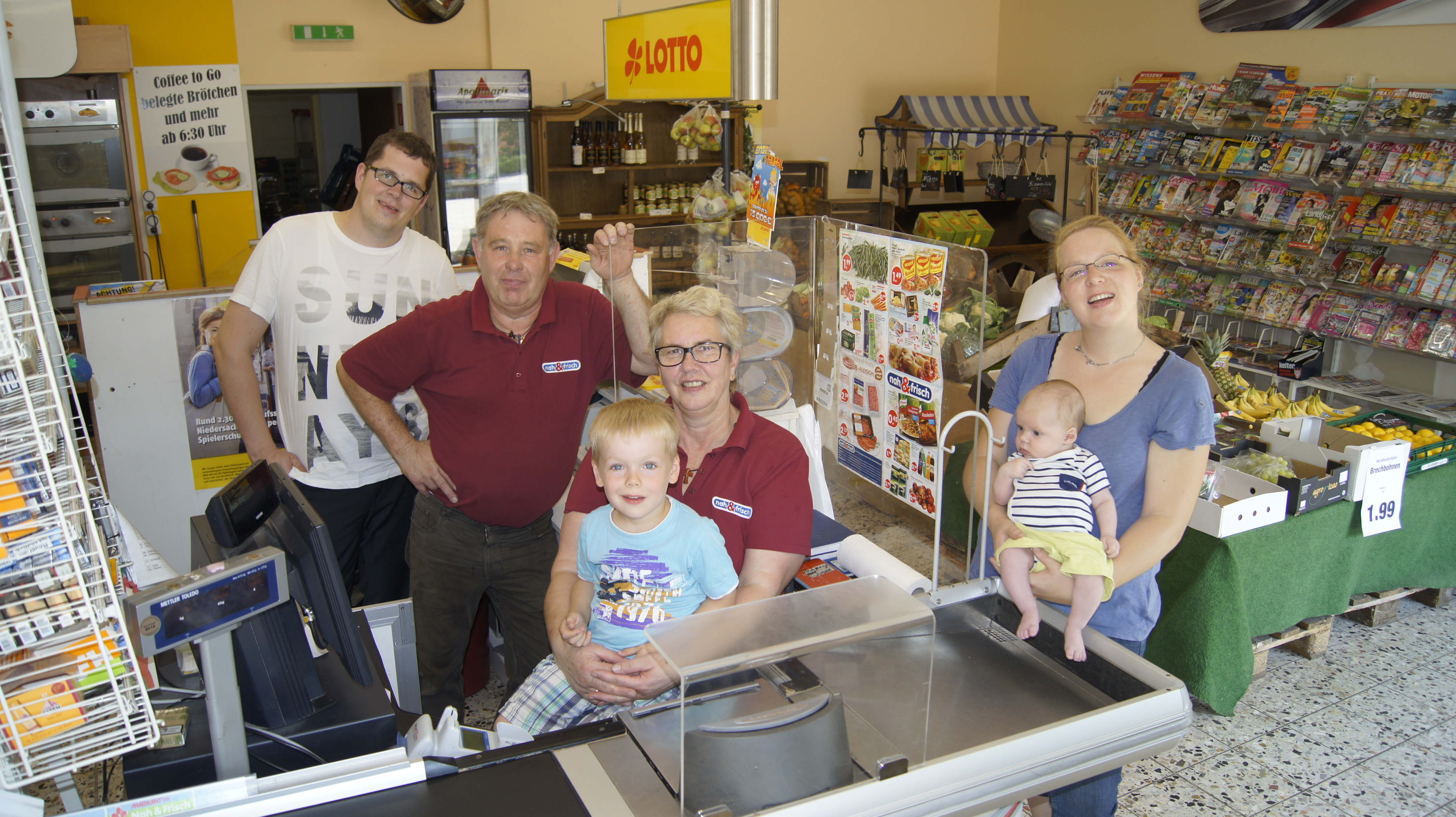 Günter Augustin und seine Frau Kathi (Mitte) machen Platz für Frank-Paul (li.) und Manuela Ratje mit den Kindern Oliver-René (Mitte) und Fynn-Paul