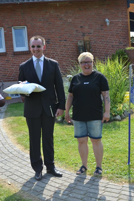 Die stolze "Braut-Mutter" mit "Pastor" Andreas Strausfeld
