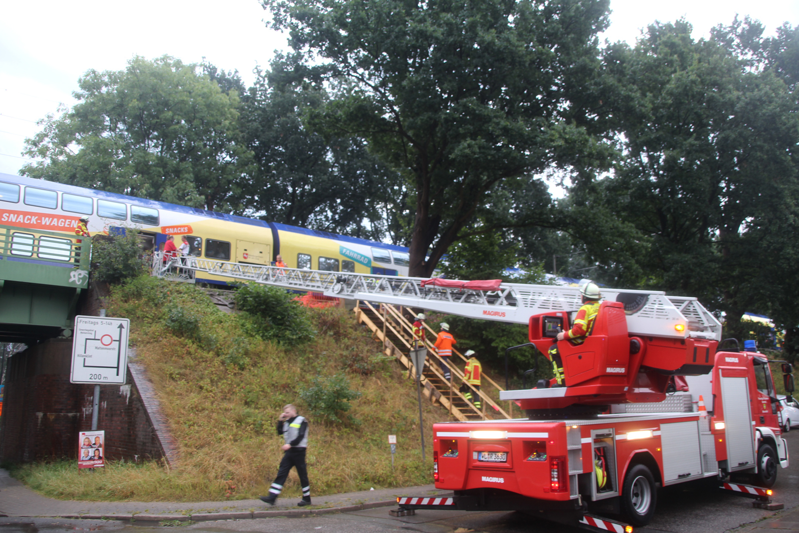 Durch die Meckelfelder Feuerwehr wurde eine nicht gehfähige Frau mit Hilfe der Drehleiter aus dem Zug geholt